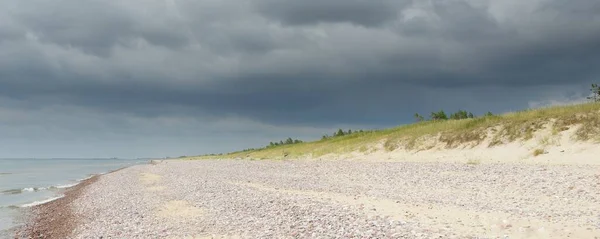 Östersjön Strand Sanddyner Strand Efter Stormen Solnedgång Mörka Glödande Moln — Stockfoto