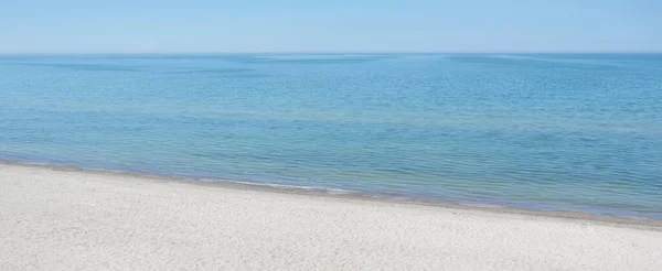 Östersjöns Strand Sommardag Utsikt Från Sandstrand Sanddyner Klarblå Himmel Turkost — Stockfoto