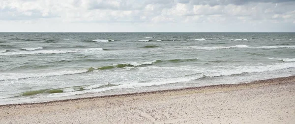 风暴过后的波罗的海海岸 戏剧化的天空 闪耀的云彩 风景如画的全景 生态旅游 探索概念 — 图库照片