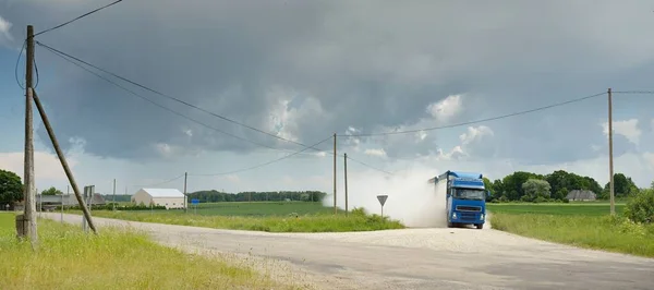 Camión Semirremolque Carretera Del Campo Con Giro Brusco Velocidad Nubes — Foto de Stock