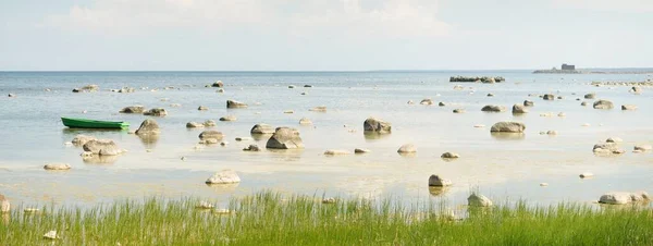 在晴朗阳光明媚的夏日 从波罗的海海岸俯瞰全景 岩石特写 环境保护 探索概念 — 图库照片