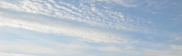 Decoratieve Wolken Dramatische Lucht Epische Storm Wolkenlandschap Zacht Zonlicht Panoramisch — Stockfoto