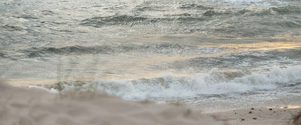 嵐の後 バルト海の海岸 柔らかい日差し 水面の質感 波とスプラッシュ 泡をクラッシュさせます 絵のようなパノラマの風景 生態学の概念 — ストック写真