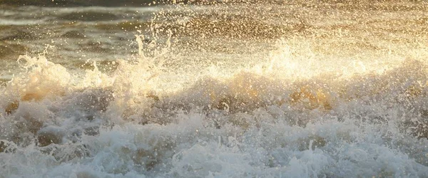 Oostzee Storm Zonsondergang Zacht Zonlicht Wateroppervlaktextuur Neerstortende Golven Spatten Schuim — Stockfoto