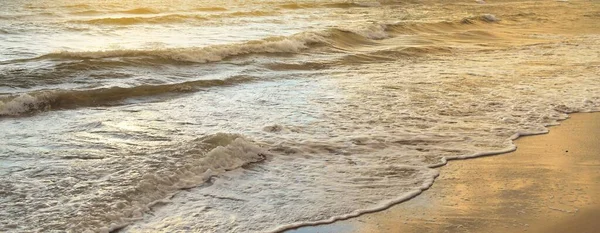 风暴过后的波罗的海海岸 柔和的阳光 水面纹理 波纹和浪花 风景如画的全景 生态概念 — 图库照片