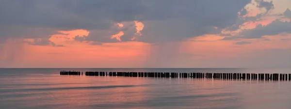 Panoramatický Výhled Pobřeží Baltského Moře Bouři Dramatická Obloha Zářící Růžové — Stock fotografie