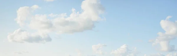 観賞用の雲 劇的な空だ 壮大な嵐の雲の風景 太陽の光だ パノラマ画像 テクスチャ グラフィックリソース デザイン コピースペース 平和の概念 — ストック写真