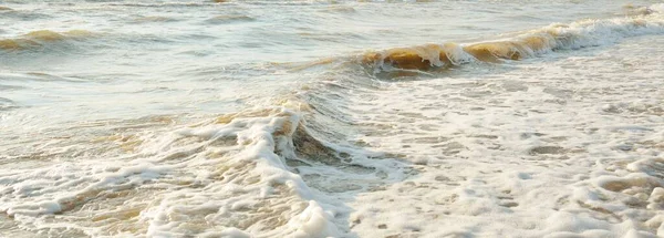 风暴过后的波罗的海海岸 夕阳西下 柔和的金色阳光 水面纹理 波纹和浪花 风景如画的全景 Idyllic海景 — 图库照片