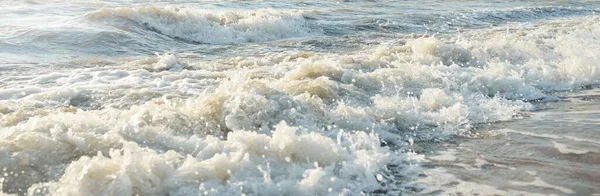 风暴过后的波罗的海海岸 夕阳西下 柔和的金色阳光 水面纹理 波纹和浪花 风景如画的全景 Idyllic海景 — 图库照片