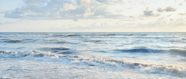 Östersjöns Strand Efter Stormen Solnedgång Mjukt Solljus Glödande Moln Pittoresk — Stockfoto