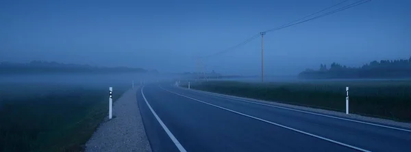 日落时 乡间公路 沥青路 在雾中 月亮升起 戏剧性的天空 田园诗般的夏季乡村风景 边远地区 危险驾驶 — 图库照片