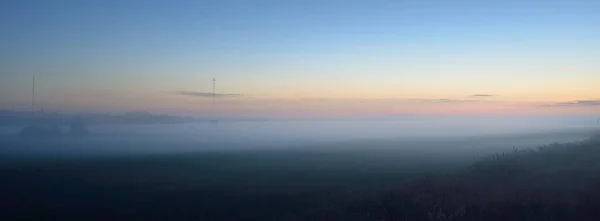 Feldfeld Waldrasen Wiese Nebel Bei Sonnenuntergang Mondaufgang Dämmerung Launischer Himmel — Stockfoto