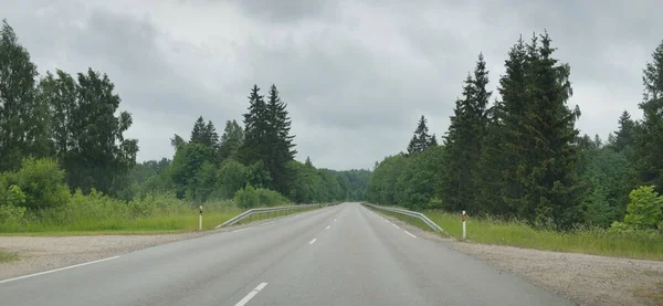 Autostrada Vuota Strada Asfaltata Attraverso Campo Foresta Una Giornata Estiva — Foto Stock