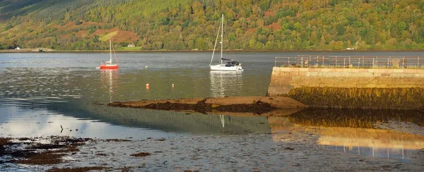 Segelboot Ankert See Majestätische Waldhügel Schottland Großbritannien Stimmungsvolle Landschaft Reiseziele — Stockfoto