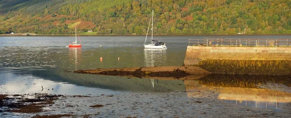 Sailboat Anchored Lake Majestic Forest Hills Scotland Atmospheric Landscape Travel — Foto Stock