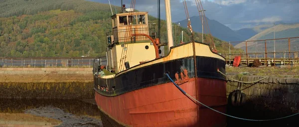 Old Red Fishing Boat Anchored Shore Loch Fyne Inveraray Argyll — Foto Stock