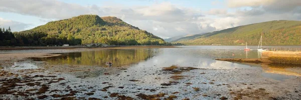 Rocky Lake Shore Mountains Forest Scotland Atmospheric Landscape Travel Destinations — Stockfoto