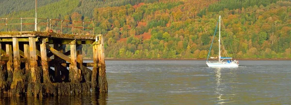 Velero Anclado Lago Majestuosas Colinas Forestales Escocia Reino Unido Paisaje — Foto de Stock