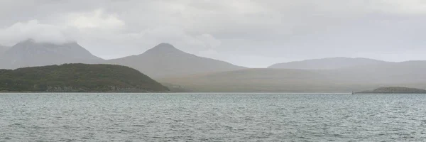 Βραχώδης Ακτή Της Λίμνης Βουνοκορφές Βουνά Κοιλάδες Και Λόφους Πανοραμική — Φωτογραφία Αρχείου