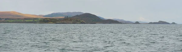 落基湖岸 山谷和山丘 从帆船上俯瞰全景 戏剧化的天空苏格兰 大气景观 旅游目的地 生态旅游 — 图库照片