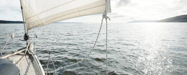 Sloop Rigged Modern Yacht Wooden Teak Deck Sailing Rocky Lake — Stockfoto