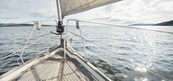 Sloop Rigged Modern Yacht Wooden Teak Deck Sailing Rocky Lake — Stock Photo, Image