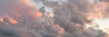 Parlayan bulutlu açık mavi gökyüzü. Yumuşak güneş ışığı. Dramatik bulut manzarası. Sanat, meteoroloji, cennet, barış, grafik kaynakları, resimli panoramik manzara