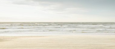 Gün batımında Baltık kıyısı. Açık günbatımı gökyüzü, parlayan bulutlar. Idyllic manzara. Doğa, tatiller, eğlence. Çevre turizmi. Panoramik görünüm