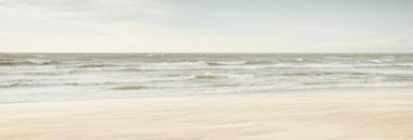 Gün batımında Baltık kıyısı. Açık günbatımı gökyüzü, parlayan bulutlar. Idyllic manzara. Doğa, tatiller, eğlence. Çevre turizmi. Panoramik görünüm