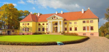 Durbe kalesinin panoramik manzarası ve güzel bir yaz bahçesi. - Letonya. Tarih, simgeler, seyahat yerleri, gezi yerleri, mimari