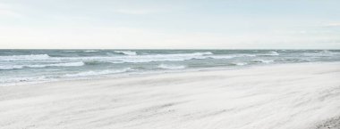 Gün batımında Baltık kıyısı. Açık günbatımı gökyüzü, parlayan bulutlar. Idyllic manzara. Doğa, tatiller, eğlence. Çevre turizmi. Panoramik görünüm