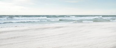 Gün batımında Baltık kıyısı. Açık günbatımı gökyüzü, parlayan bulutlar. Idyllic manzara. Doğa, tatiller, eğlence. Çevre turizmi. Panoramik görünüm