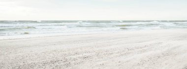 Gün batımında Baltık kıyısı. Açık günbatımı gökyüzü, parlayan bulutlar. Idyllic manzara. Doğa, tatiller, eğlence. Çevre turizmi. Panoramik görünüm