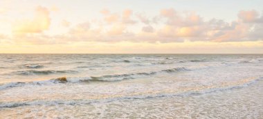 Deniz dalgaları ve sıçrama dokusu. Renkli gökyüzü suya yansıyor. Idyllic deniz manzarası. Kavramsal görüntü, uzun pozlama. Resimli bir manzara var. Arkaplan, duvar kağıdı, doğal desen, grafik kaynakları
