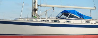 Bir yat limanında karada duran 20 metrelik bir yelkenli. Ulaşım, denizcilik, onarım ve hizmet, yelkencilik, spor, eğlence. Turizm, boş zaman aktivitesi kavramları