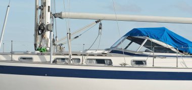 Bir yat limanında karada duran 20 metrelik bir yelkenli. Ulaşım, denizcilik, onarım ve hizmet, yelkencilik, spor, eğlence. Turizm, boş zaman aktivitesi kavramları