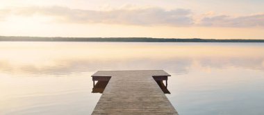 Orman Gölü (nehir) gün batımında. Ahşap iskele. Parlayan bulutlar, durgun ve berrak suda simetri yansımaları. Idyllic manzara. Doğa, ekoloji, ekolojik rezerv, eko-turizm, yürüyüş, tatiller