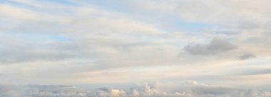 Parlayan bulutlu açık mavi gökyüzü. Yumuşak güneş ışığı. Dramatik bulut manzarası. Sanat, meteoroloji, cennet, barış, grafik kaynakları, resimli panoramik manzara