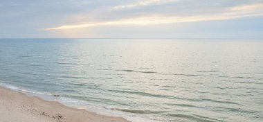 Gün batımında Baltık kıyılarından panoramik hava manzarası. Dramatik bulutlar, parlayan bulutlar, fırtınadan sonra altın güneş ışığı. Doğa, çevre, iklim değişikliği, kararsız hava