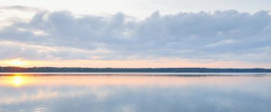 Orman Gölü (nehir) gün batımında. Parlayan bulutlar, berrak bir sudaki simetri yansımaları. Idyllic manzara. Resimli panoramik manzara. Saf doğa, ekoloji, ekolojik rezerv, eko-turizm.