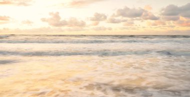 Deniz dalgaları ve sıçrama dokusu. Renkli gökyüzü suya yansıyor. Idyllic deniz manzarası. Kavramsal görüntü, uzun pozlama. Resimli bir manzara var. Arkaplan, duvar kağıdı, doğal desen, grafik kaynakları