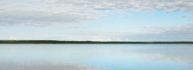 Orman nehri (göl) güneşli bir günde. Clea gökyüzü, kristal berrak suda yansıyor. Idyllic manzara, kırsal manzara. Doğa, ekoloji, eko-turizm, yürüyüş, ekoloji beldesi, yerel turizm