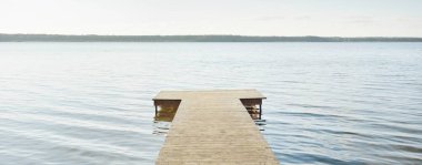 Orman nehri (göl) güneşli bir günde. Ahşap iskele. Clea gökyüzü, kristal berrak suda yansıyor. Idyllic manzara, kırsal manzara. Doğa, ekoloji, eko-turizm, yürüyüş, ekoloji beldesi, yerel turizm