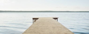 Orman nehri (göl) güneşli bir günde. Ahşap iskele. Clea gökyüzü, kristal berrak suda yansıyor. Idyllic manzara, kırsal manzara. Doğa, ekoloji, eko-turizm, yürüyüş, ekoloji beldesi, yerel turizm