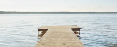 Orman nehri (göl) güneşli bir günde. Ahşap iskele. Clea gökyüzü, kristal berrak suda yansıyor. Idyllic manzara, kırsal manzara. Doğa, ekoloji, eko-turizm, yürüyüş, ekoloji beldesi, yerel turizm