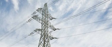 Elektrik güç hattı. Dramatik bir gökyüzü. Şehir manzarası kavramı. Enerji, enerji üretimi, ekipman, endüstri, çevresel hasar, kirlilik, ekoloji, arz, altyapı