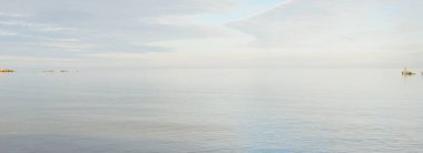 Güneşli bir günde Baltık Denizi kıyısı. Gökyüzü açık. Idyllic deniz manzarası. Doğa, tatiller, eğlence. Çevre turizmi. Panoramik görünüm