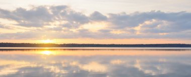 Orman Gölü (nehir) gün batımında. Parlayan bulutlar, berrak bir sudaki simetri yansımaları. Idyllic manzara. Resimli panoramik manzara. Saf doğa, ekoloji, ekolojik rezerv, eko-turizm.