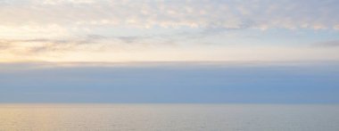 Gün batımında Baltık kıyılarından panoramik hava manzarası. Dramatik bulutlar, parlayan bulutlar, fırtınadan sonra altın güneş ışığı. Doğa, çevre, iklim değişikliği, kararsız hava