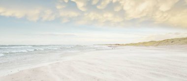 Gün batımında Baltık kıyısı. Açık günbatımı gökyüzü, parlayan bulutlar. Idyllic manzara. Doğa, tatiller, eğlence. Çevre turizmi. Panoramik görünüm